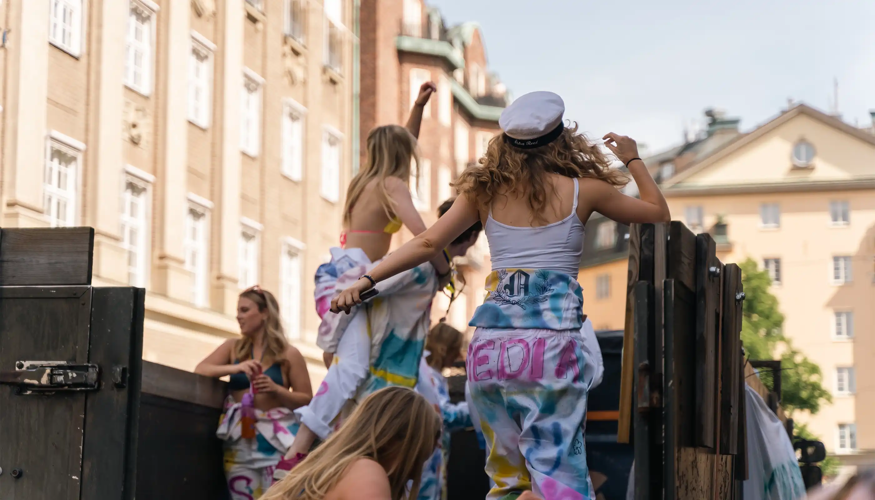 School Merch erbjuder en klassisk och mycket slitstark studentoverall, som är ett populärt inför olika tillfällen