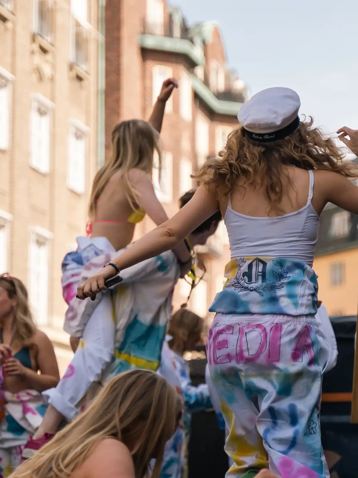 School Merch erbjuder en klassisk och mycket slitstark studentoverall, som är ett populärt inför olika tillfällen