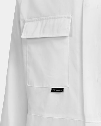 Bröstficka på vit studentoverall – praktisk detalj för studenten