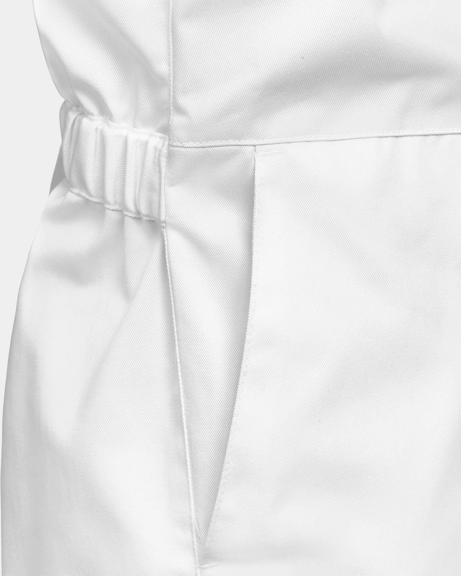 Byxficka på vit studentoverall – funktionell ficka för studentoverall