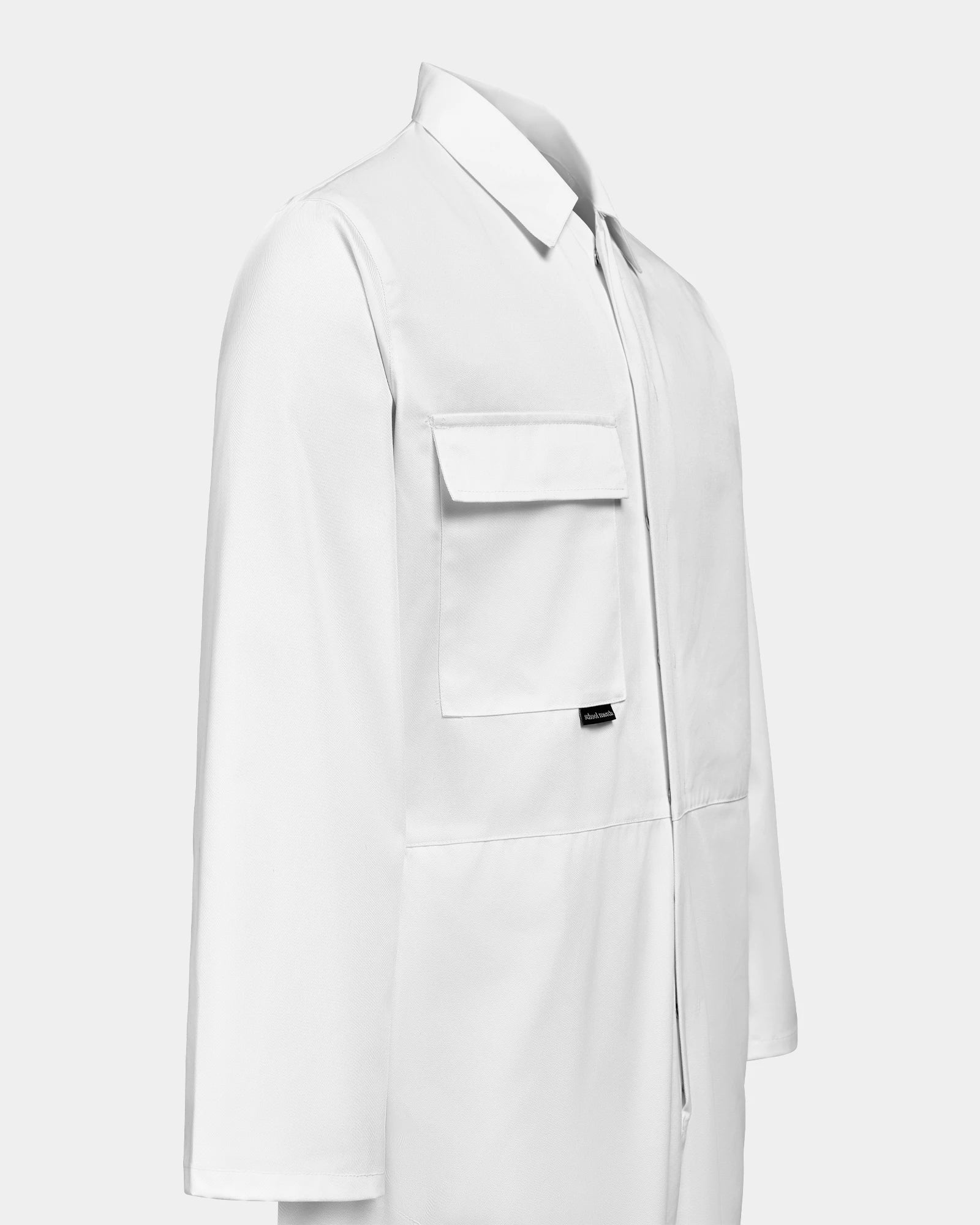 Sidodetalj på vit studentoverall – sömmar och material