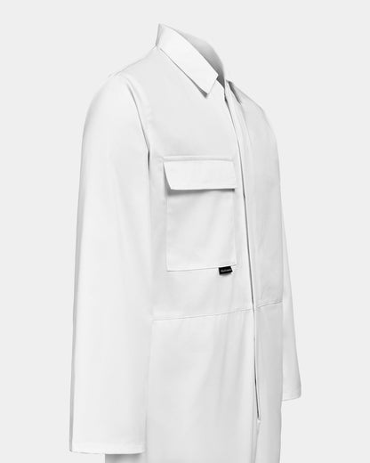 Sidodetalj på vit studentoverall – sömmar och material